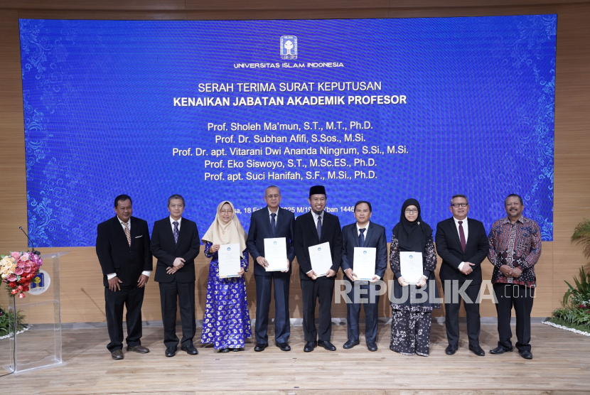 Universitas Islam Indonesia (UII) kembali menegaskan komitmennya dalam meningkatkan kualitas pendidikan di Indonesia. Bertempat di Gedung Prof. Dr. Sardjito Kampus Terpadu UII, Selasa (18/2/2025), lima dosen UII menerima Surat Keputusan (SK) Profesor dari Kementerian Pendidikan Tinggi, Sains, dan Teknologi Republik Indonesia.