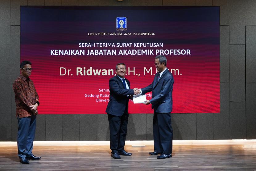 Universitas Islam Indonesia (UII) menyerahkan SK Profesor kepada Prof Ridwan. 
