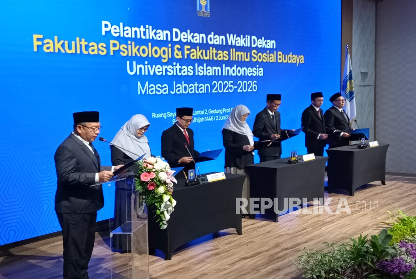 Universitas Islam Indonesia (UII) secara resmi melantik dekan dan wakil dekan untuk Fakultas Psikologi serta Fakultas Ilmu Sosial dan Budaya (FISB) masa jabatan 2025–2026, dalam sebuah prosesi di Ruang Teatrikal Gedung Kuliah Umum Prof. Dr. Sardjito, Kampus Terpadu UII, Senin (2/6/2025). Pelantikan dilakukan langsung oleh Rektor UII, Prof Fathul Wahid (kiri).