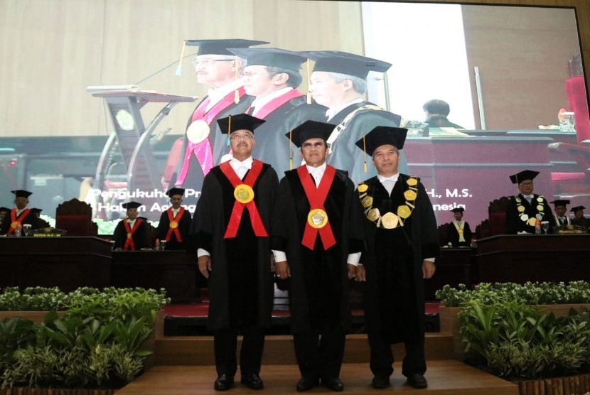 Universitas Jember mengukuhkan gelar profesor dalam bidang hukum perpajakan bagi Prof Dr HM Hary Djatmiko.
