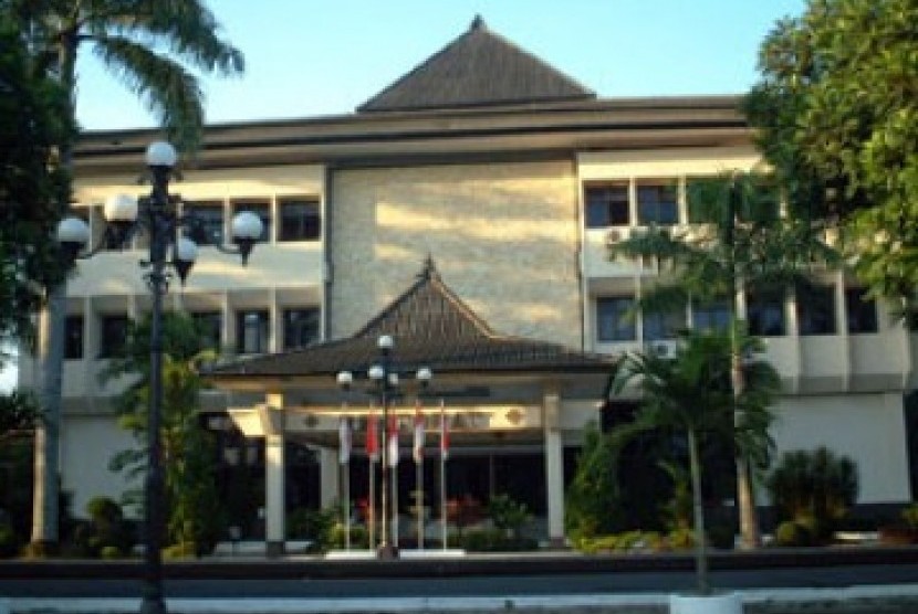 Universitas Jenderal Soedirman (Unsoed), Purwokerto, Jawa Tengah. Kenaikan biaya Uang Kuliah Tunggal (UKT) Unsoed dinilai mendadak dan terlampau tinggi.
