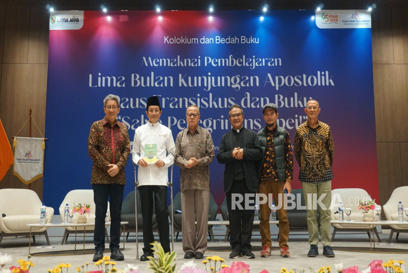 Universitas Katolik Indonesia (Unika) Atma Jaya bersama dengan Frans Seda Foundation (FSF) menggelar Kolokium dan Bedah Buku Salve Peregrinans Spei!” di Auditorium Gedung Yustinus lantai 15, Kampus Semanggi, Unika Atma Jaya, pada Selasa (25/02/2025). Acara yang juga merupakan salah satu rangkaian peringatan Lustrum XIII Atma Jaya, merefleksikan kunjungan apostolik Paus Fransiskus ke Indonesia (3-6 September 2024) yang menekankan iman, persaudaraan, dan bela rasa, sebagaimana diuraikan dalam buku yang merangkum perspektif 33 tokoh Islam Indonesia terhadap kunjungan tersebut.