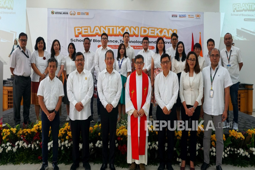 Universitas Katolik Indonesia (Unika) Atma Jaya menyambut tahun 2025 dengan mengambil langkah strategis melalui perpaduan Fakultas Teknik dan Fakultas Teknobiologi menjadi School of Bioscience, Technology, and Innovation. Upaya strategis ini secara resmi dilakukan sejak 1 Januari 2025, dan secara seremonial diresmikan bertepatan dengan pelantikan dekan dan jajarannya pada di Kampus BSD, Unika Atma Jaya, Rabu (8/1/2025).