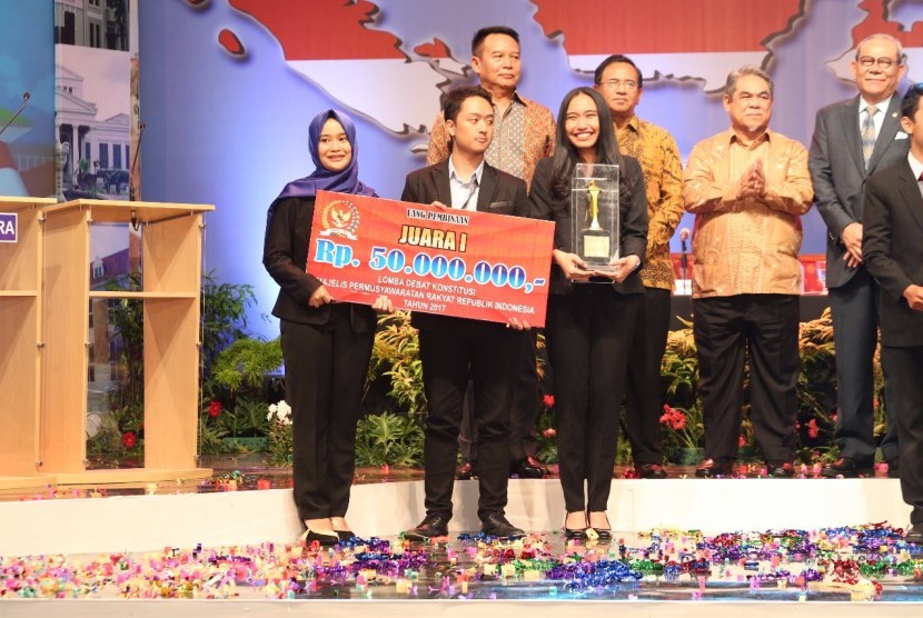 Universitas Katolik Parahiyangan menjadi juara Debat Konstitusi MPR RI.