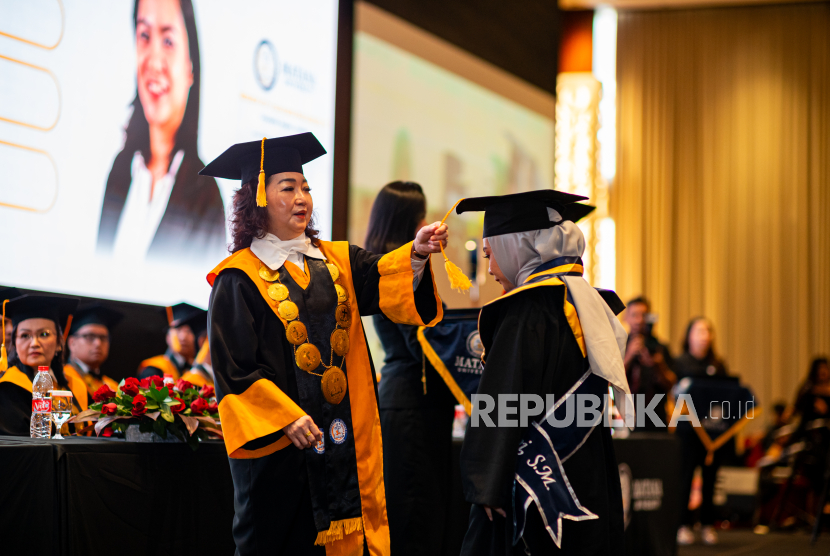 Universitas Matana menggelar Wisuda ke-7 di Grand Ballroom Atria Hotel Gading Serpong, Tangerang, pada Senin (27/10/2025), bertepatan dengan Dies Natalis ke-11 Universitas Matana. 