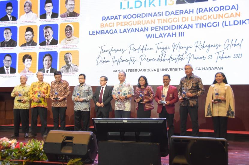 Universitas Mercu Buana (UMB) sukses meraih tujuh penghargaan bergengsi dari Lembaga Layanan Pendidikan Tinggi (LLDIKTI) wilayah III