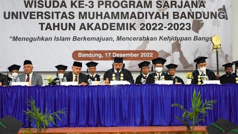Universitas Muhammadiyah Bandung (UM Bandung) menggelar wisuda ke-3 program sarjana di Auditorium KH Ahmad Dahlan, UM Bandung, Sabtu 17 Desember 2022. 