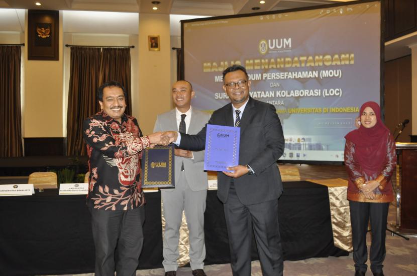 Universitas Muhammadiyah Jakarta (UMJ) bersama 16 universitas lainnya menandatangani Letter of Collaboration (LoC) atau naskah kerja sama akademik dengan Universiti Utara Malaysia (UUM) pada Ahad (24/07) yang berlokasi di Hotel Royal Kuningan-Jakarta. 
