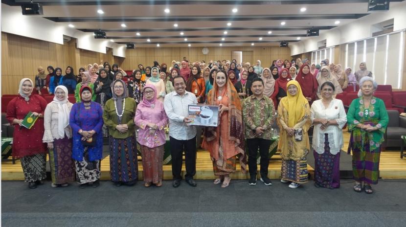 Universitas Muhammadiyah Jakarta (UMJ) dan Kongres Wanita Indonesia (KOWANI) menggelar Sosialisasi Hari Kebaya Nasional di Auditorium Fakultas Ilmu Pendidikan, Rabu (17/07/2024).