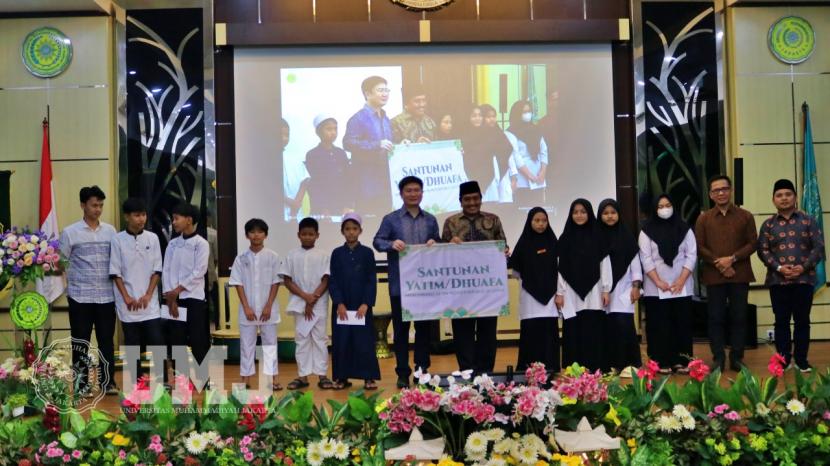 Universitas Muhammadiyah Jakarta (UMJ) mendapatkan kunjungan kehormatan dari Kedutaan Besar Cina di Indonesia, pada Kamis (6/4/2023). Pada kunjungan ini, Kedubes Cina memberikan santunan kepada Yatim dan Dhuafa di acara Buka Puasa Bersama dengan Pimpinan UMJ.