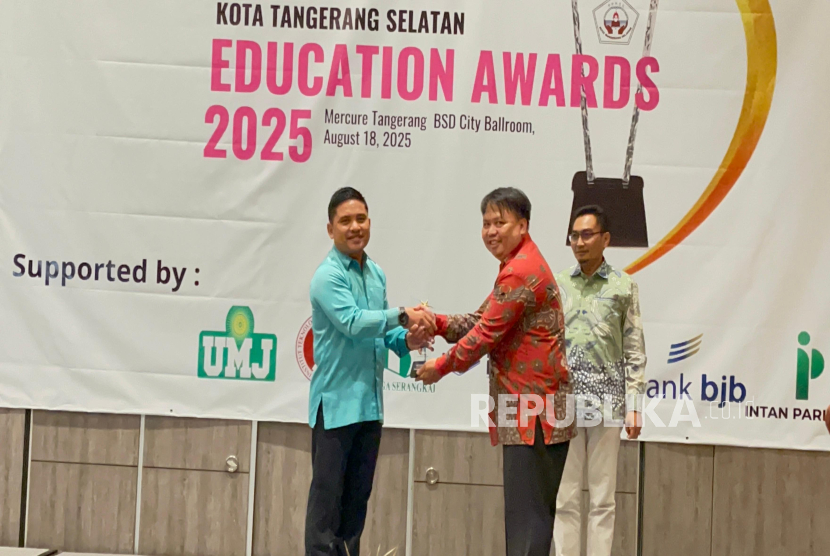  Universitas Muhammadiyah Jakarta (UMJ) menerima penghargaan dalam ajang FKKSS-SMA Kota Tangerang Selatan Education Awards 2025, yang digelar oleh Forum Komunikasi Kepala Sekolah Swasta (FKKSS) SMA Kota Tangerang Selatan Senin (18/8/2025) 