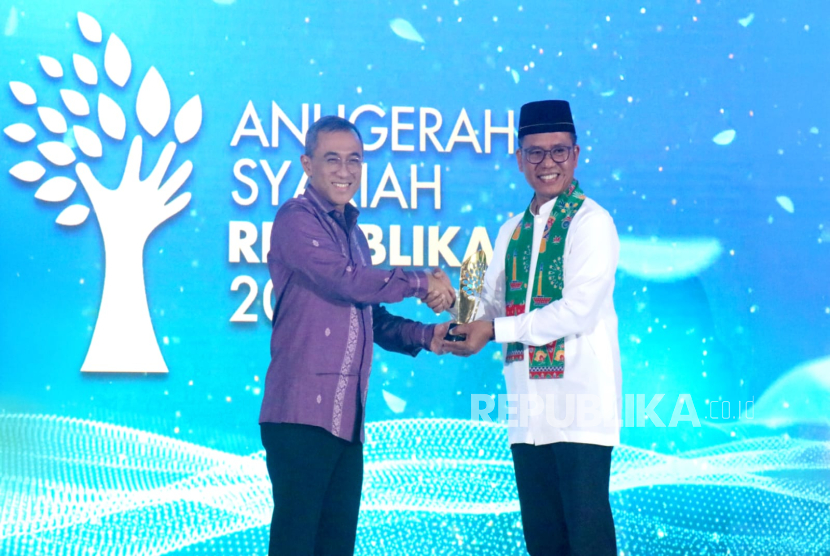 Universitas Muhammadiyah Jakarta (UMJ) meraih penghargaan kategori Excellent Contributor pada ajang Anugerah Syariah Republika, Senin (26/5/2025.