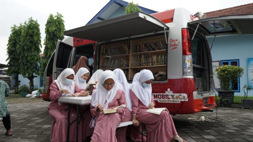 Universitas Muhammadiyah Malang bersama Pemkot Probolinggo menebar literasi di panti asuhan.