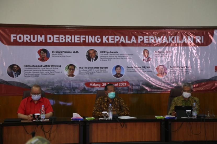 Universitas Muhammadiyah Malang (UMM) bekerja sama dengan Badan Pengkajian dan Pengembangan Kebijakan Kementerian Luar Negeri (BPPK Kemlu) menggelar Debriefing Kepala Perwakilan Republik Indonesia, Jumat (29/1). 