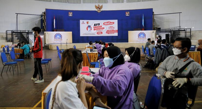 Universitas Muhammadiyah Malang (UMM) bekerja sama dengan Komando Rayon Militer (Koramil) Kecamatan Dau, Kabupaten Malang melangsungkan vaksinasi booster. Agenda yang diperuntukkan untuk masyarakat umum ini dilaksanakan secara luring di Hall Dome UMM. 