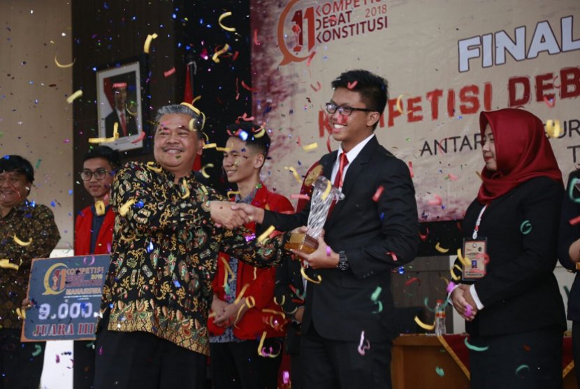 Universitas Muhammadiyah Malang (UMM) berhasil merebut posisi pertama dalam lomba debat konstitusi nasional yang diselenggarakan Mahkamah Konstitusi (MK) RI.