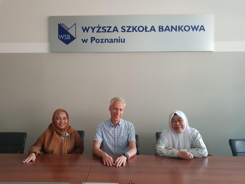 Universitas Muhammadiyah Malang (UMM) bersama Erasmus memberangkatkan dua dosen ke Wyzsza Szkola Bankowa, Poznan, Polandia melalui program Erasmus Staff Week yang diadakan pada Juli 2022. 