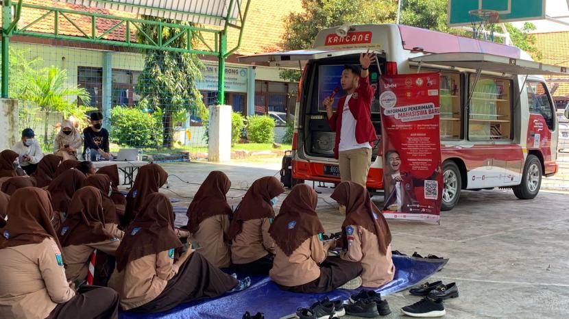Universitas Muhammadiyah Malang (UMM) bersama Mobil Kamis Membaca (KaCa) mendorong kreativitas siswa SMAN 1 Porong, Sidoarjo lewat kelas menulis dan kelas influencer. Ada sekitar 300 siswa dan siswi kelas 12 yang turut meramaikan dua kelas yang dilangsungkan secara luring tersebut.