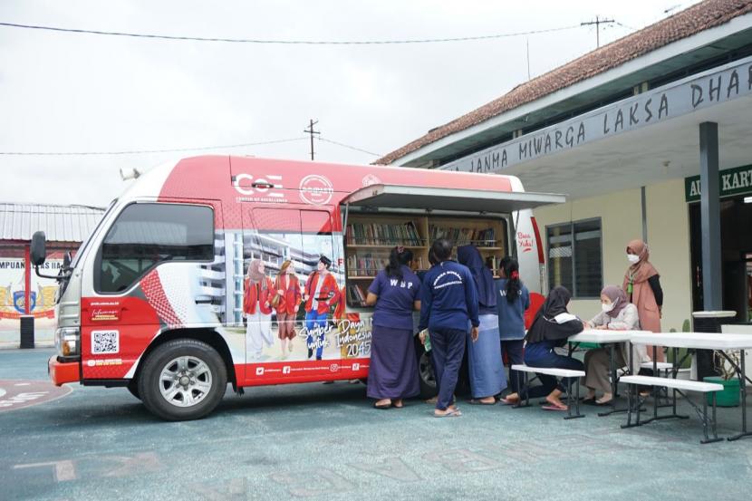 Universitas Muhammadiyah Malang (UMM) melaksanakan program UMM Berbagi untuk Negeri dengan memberikan bacaan menarik lewat Mobil Kamis Membaca (KaCa) di Lapas Perempuan Kelas IIA Malang.