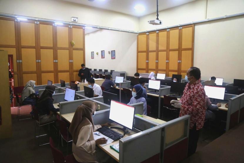 Universitas Muhammadiyah Malang (UMM) melaksanakan Ujian Tulis Berbasis Komputer (UTBK) untuk menjaring mahasiswa baru jurusan kedokteran dan farmasi. 