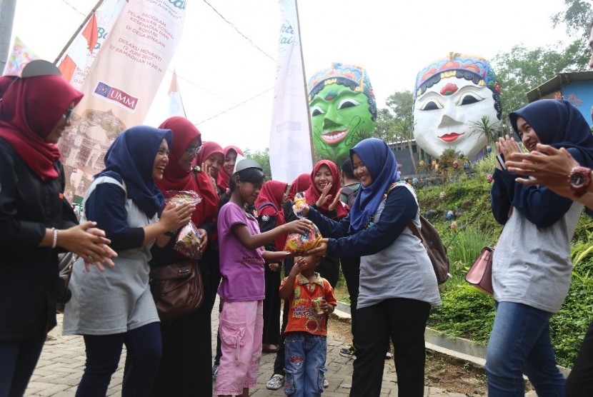 Universitas Muhammadiyah Malang (UMM) melakukan kegiatan bakti sosial dalam program Desaku Menanti di Desa Baran, Kelurahan Tlogowaru Kedung Kandang, Kota Malang, Senin (12/6).