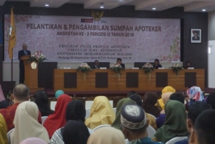 Universitas Muhammadiyah Malang (UMM) melantik 48 apoteker di Kampus III UMM, Rabu (25/9). 