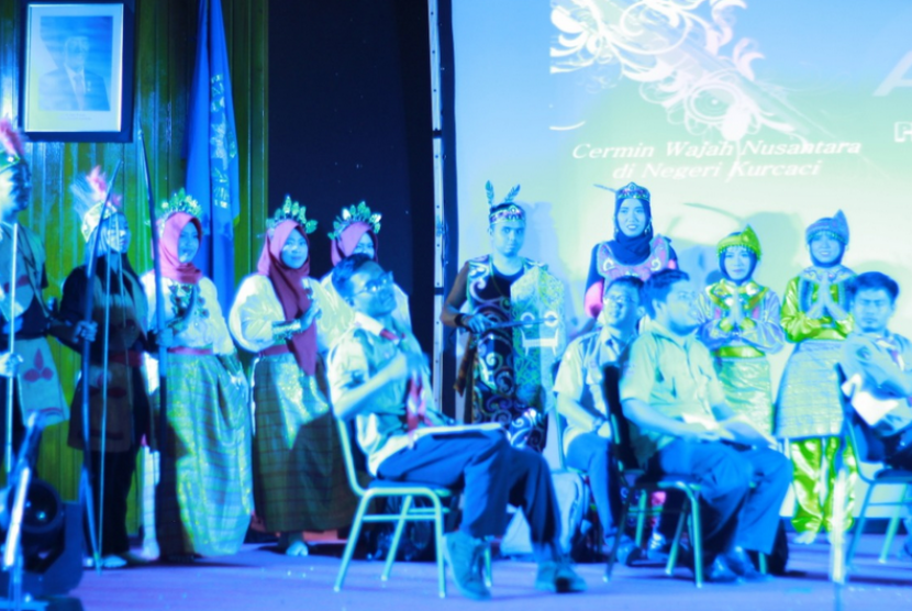 Universitas Muhammadiyah Malang (UMM) melepas 52 Lulusan Program Studi  (Prodi) Profesi Pendidikan Guru (PPG) Matematika dan Pendidikan Guru  Sekolah Dasar (PGSD). Kegiatan tersebut berlangsung dengan menggelar Pentas  Seni dan Budaya di Auditorium BAU, Senin (10/12). 
