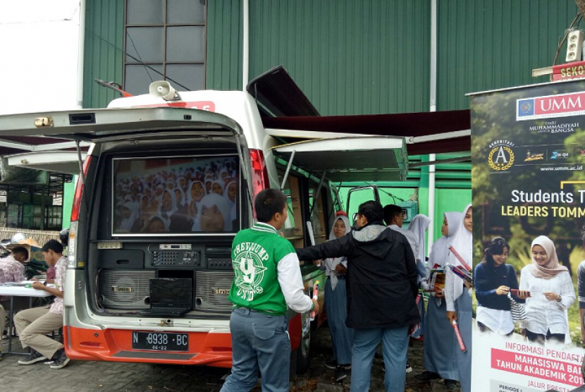 Universitas Muhammadiyah Malang (UMM) meluncurkan Mobil Kaca sebagai media untuk menyebarkan gerakan literasi di Jatim.