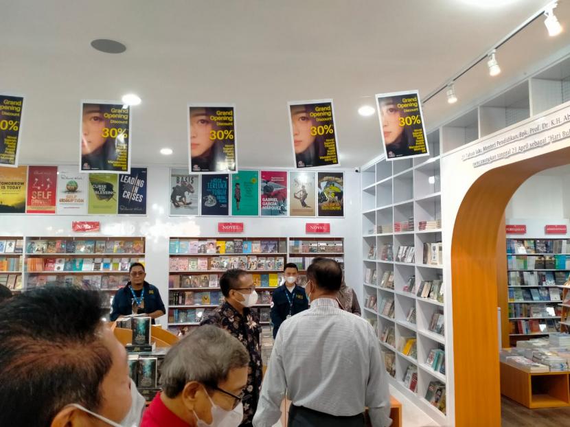 Universitas Muhammadiyah Malang (UMM) meluncurkan toko buku New Bookstore (NBS) UMM di Malang, Senin (20/6/2022). 