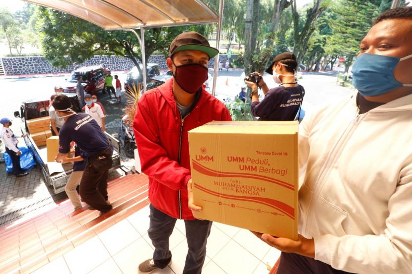 Universitas Muhammadiyah Malang (UMM) membagikan ribuan paket sembako kepada masyarakat di lingkungan kampus I, II dan III. 