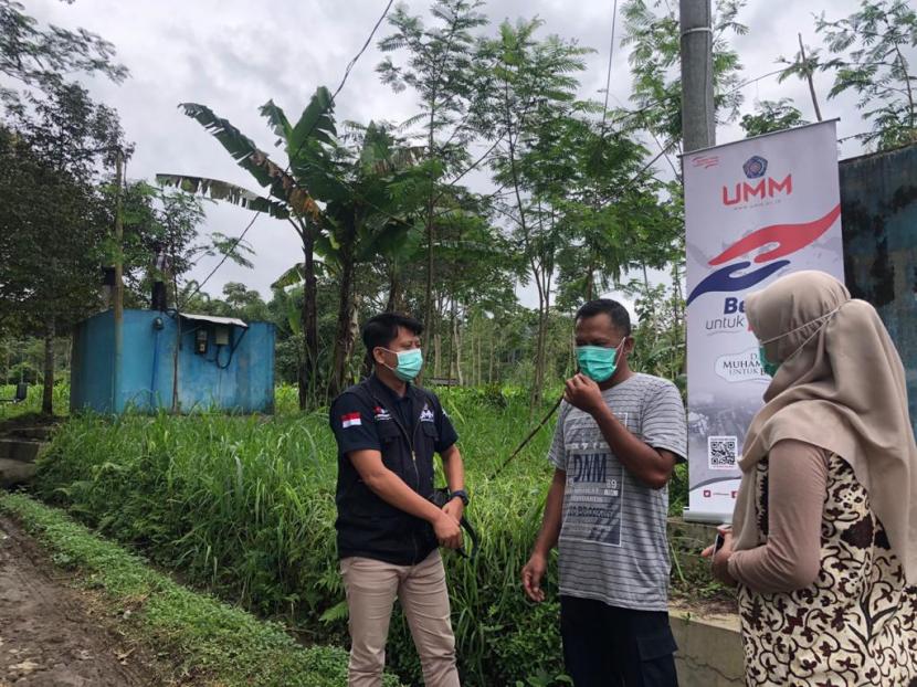 Universitas Muhammadiyah Malang (UMM) memberikan bantuan air bersih ke Dusun Simo, Desa Sidodadi, Kecamatan Ngantang, Kabupaten Malang.