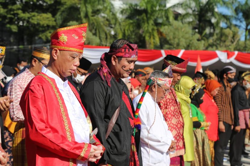 Universitas Muhammadiyah Malang (UMM) memperingati Hari Kemerdekaan ke-77 RI dengan cara mengenakan pakaian adat dari berbagai daerah, Rabu (17/8/2022). 