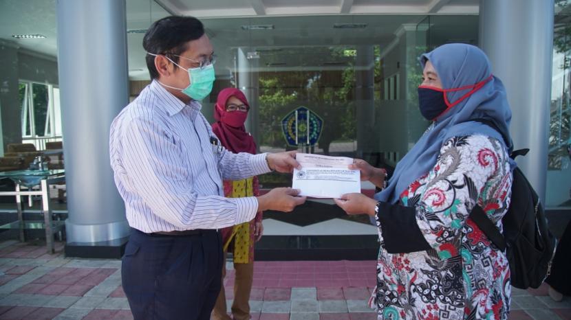 Universitas Muhammadiyah Malang (UMM) mendistribusikan bantuan kurban berupa uang tunai kepada sejumlah sekolah terdampak Covid-19. 