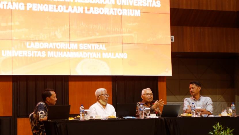 Universitas Muhammadiyah Malang (UMM) mengadakan diskusi tentang pengelolaan laboratorium di Rayz UMM Hotel, Malang.