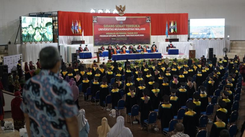 Universitas Muhammadiyah Malang (UMM) mengadakan wisuda daring dan luring, Selasa (30/3). 