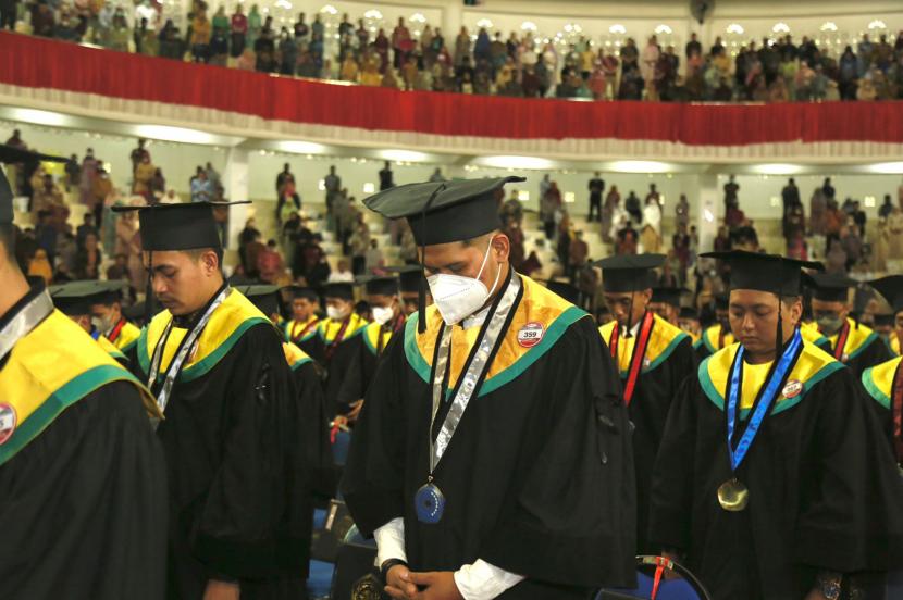 Universitas Muhammadiyah Malang (UMM) mengadakan wisuda ke-105 periode ke III Tahun 2022 di Malang, Selasa (4/10) lalu. Pada kegiatan ini turut dilakukan pemasangan pita hitam sebagai tanda kemanusiaan terhadap tragedi Kanjuruhan.