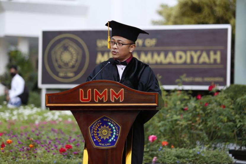 Universitas Muhammadiyah Malang (UMM) mengukuhkan guru besar bidang akuntansi, Profesor Ihyaul Ulum di depan Gedung Kuliah Bersama (GKB) I UMM, Kamis (17/9). 