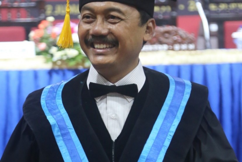 Universitas Muhammadiyah Malang (UMM) mengukuhkan Profesor Akhsanul In’am sebagai guru besar Bidang Ilmu Pendidikan Matematika. 