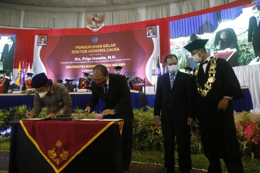 Universitas Muhammadiyah Malang (UMM) menjalin kerja sama dengan PT Industri Kereta Api (PT INKA) di Dome UMM, Sabtu (30/1).