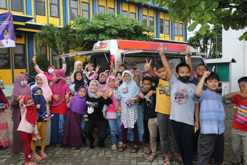 Universitas Muhammadiyah Malang (UMM) menyambangi Caruban dan berbagi keceriaan melalui kegiatan Mobil Kamis Membaca (KaCa) pada Rabu (13/7/2022). 