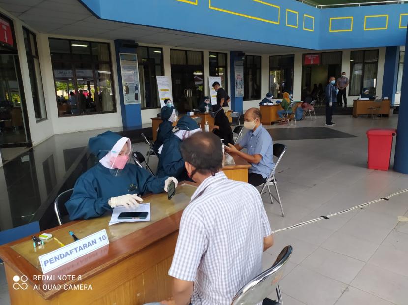 Muhammadiyah Vaksinasi 650 Ribu Orang Selama Pandemi. Universitas Muhammadiyah Purwokerto (UMP) dan Muhammadiyah Covid 19 Command Centre (MCCC) menggelar vaksinasi massal lintas agama di kampus setempat, Senin (23/8). Sebanyak 5.000 dosis vaksin Sinovac disiapkan dalam kegiatan tersebut