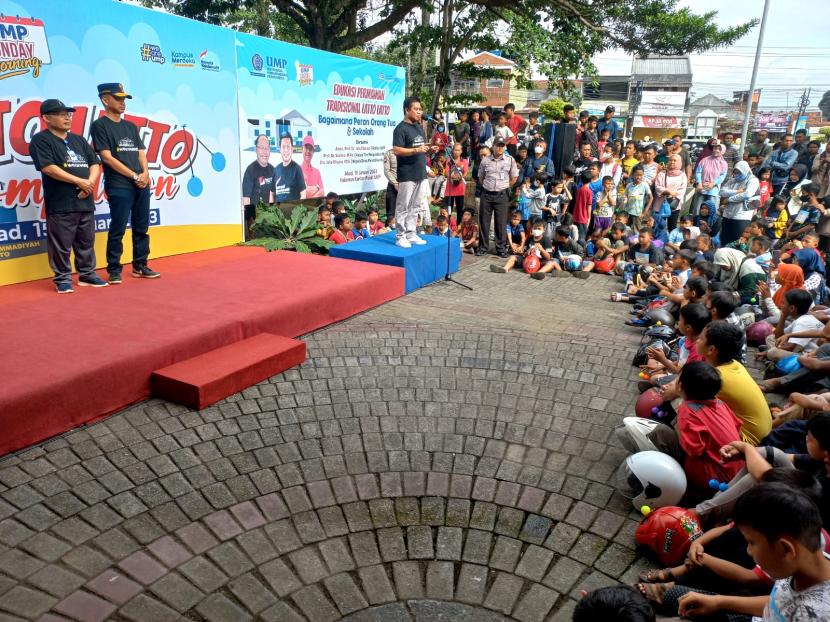 Universitas Muhammadiyah Purwokerto (UMP) melakukan edukasi dan kompetisi permainan tradisional lato-lato, Ahad (15/1/23).
