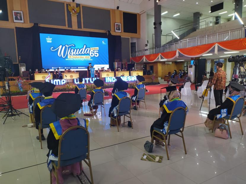 Universitas Muhammadiyah Purwokerto (UMP), menggelar upacara wisuda Sabtu (26/9). Namun upacara yang digelar kali ini, berbeda dari biasanya. Dalam rangka penerapan protokol kesehatan dalam masa wabah Covid 19, upacara wisuda digelar secara virtual. Upacara wisuda juga disiarkan TV UMP yang belum lama diluncurkan.