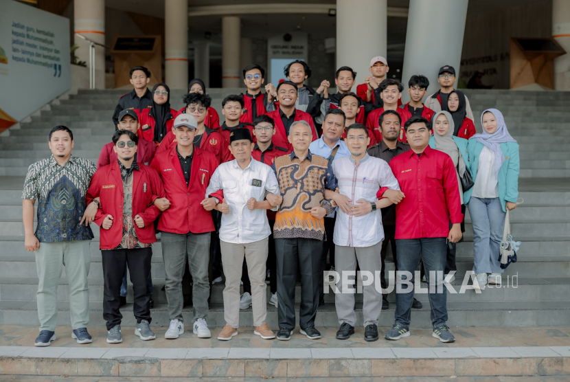 Universitas Muhammadiyah Surakarta (UMS) bersama Ikatan Mahasiswa Muhammadiyah (IMM) menggelar aksi solidaritas sosial dengan membagikan 500 paket sembako berupa beras dan sayuran segar kepada masyarakat.