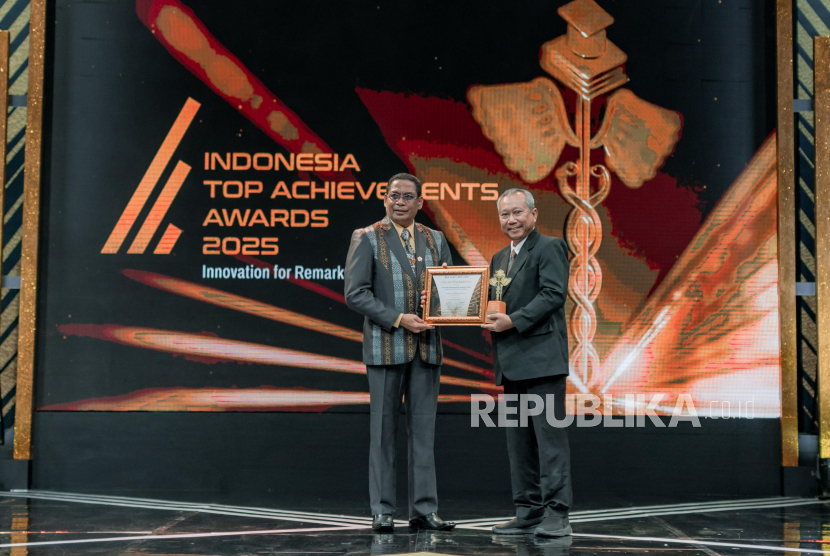 Universitas Muhammadiyah Surakarta (UMS) kembali mendapatkan penghargaan bergengsi dalam ajang Indonesia Top Achievements Awards 2025 dengan menerima dua penghargaan sekaligus. Pertama, UMS menerima penghargaan dalam kategori World-Class Indonesian Islamic University, dan Rektor UMS Prof Sofyan Anif juga menerima penghargaan dalam kategori Excellence in Leadership for Islamic University Advancement pada malam penghargaan di Grand Studio Metro TV, Jumat (14/2/2025).