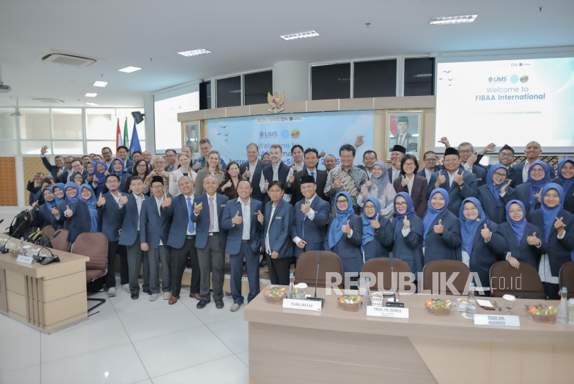 Universitas Muhammadiyah Surakarta (UMS) kembali menegaskan komitmennya untuk menjadi kampus berkelas dunia. Melalui proses akreditasi internasional Foundation for International Business Administration Accreditation (FIBAA), UMS menyiapkan lima program studi unggulan dari Fakultas Keguruan dan Ilmu Pendidikan (FKIP) sebagai garda terdepan internasionalisasi mutu pendidikan.