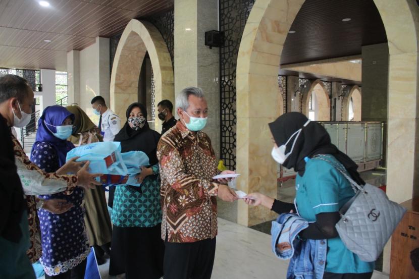Universitas Muhammadiyah Surakarta (UMS) membagikan bingkisan (parcel) kepada 366 tenaga alih daya (outsourcing) dan tenaga harian lepas yang diadakan di Masjid Sudalmiyah Rais, Kampus 2 UMS, Senin (3/5). Pembagian bingkisan dilakukan oleh Rektor UMS Sofyan Anif. 