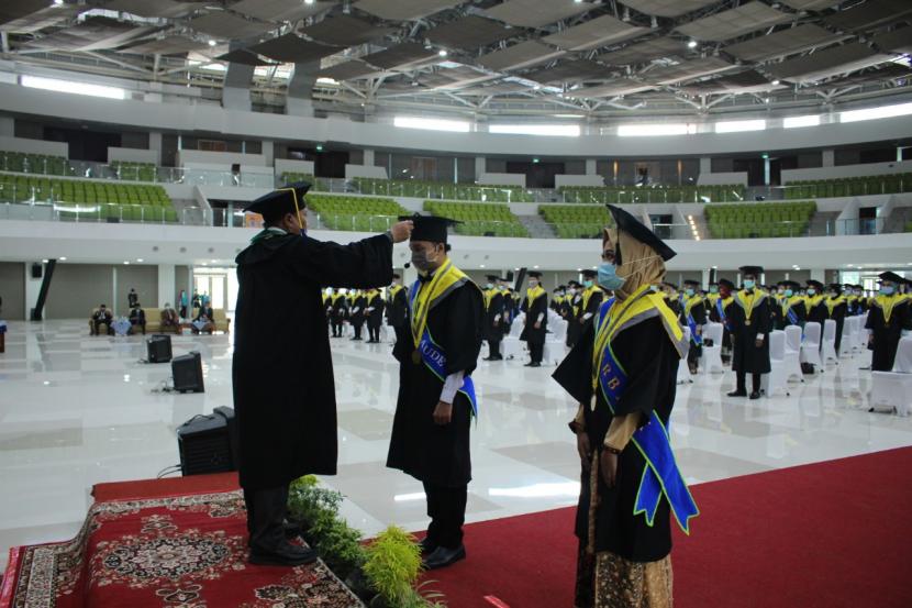 Universitas Muhammadiyah Surakarta (UMS) menggelar upacara wisuda perdana tahun 2020 secara daring dan luring di Edutorium UMS,  Kota Surakarta, Jawa Tengah, Jumat-Sabtu (20-21/11).