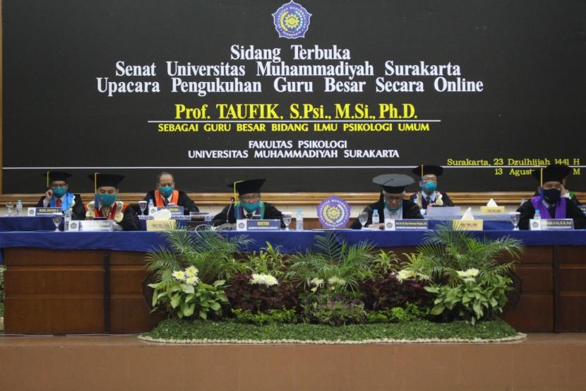 Universitas Muhammadiyah Surakarta (UMS) mengukuhkan Guru Besar yang ke-30, Taufik Kasturi, sebagai Guru Besar dalam bidang Ilmu Psikologi, secara daring dan luring, Kamis (13/8). 