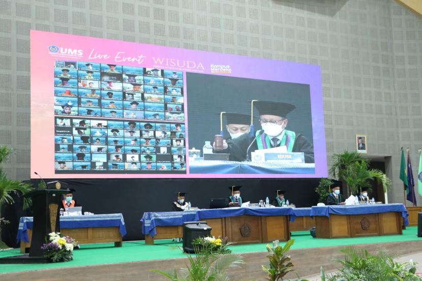 Universitas Muhammadiyah Surakarta (UMS) menyelenggarakan prosesi Wisuda Periode IV Tahun Akademik 2020/2021 secara daring di Gedung Edutorium KH Ahmad Dahlan, Solo, Jawa Tengah, Rabu (11/8). Foto